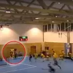 Das Dach einer Sporthalle stürzt unter der Schneelast ein