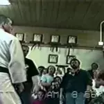 Dieser Jiu-Jitsu-Profi fordert einen Bodybuilder heraus und demütigt ihn