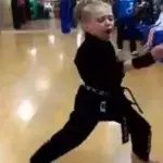 Dieses 8-jähriges Mädchen ist ein Karate-Wunderkind