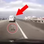 Die einen schmeißen im Auto Müll zum Fenster raus... Aber was dieser Mann rausschmeißt, ist unmöglich!