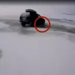 Plumps! Ein Geländewagen will über einen vereisten See