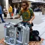 Ein australischer Straßenmusiker gibt ein Wahnsinns-Konzert auf... Röhren