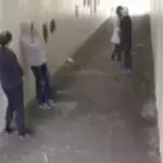 Sie werfen eine Zigarette auf die Frau - doch ihr Freund ist Profiboxer