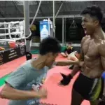 Dieser Mann hat so harte Bauchmuskeln, dass er als menschlicher Punching-Ball dienen kann