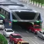 Neues Transportmittel: Dieser Riesenbus rollt über die Straßen Chinas
