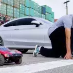 Ein Parkour-Spezialist tritt in einem Rennen gegen ein Auto an
