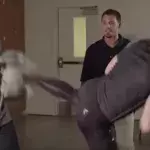 Conor McGregor misst die Schnelligkeit und die Kraft seiner Schläge und wird dabei von Daniel Cormier unterstützt