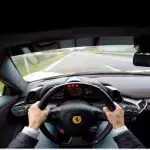 Er filmt seinen Ferrari 458 Italia bei 300 km/h auf der Autobahn