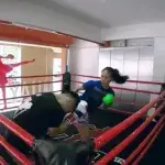 Diese Meisterin im Thaiboxen kämpft zuerst wie eine Anfängerin und ändert plötzlich ihr Verhalten.