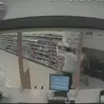 Er will eine Apotheke überfallen..doch er rechnet nicht mit diesem Boxer!