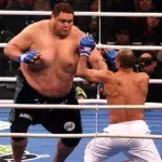 Royce Gracie, der Jiu-Jitsu-Experte, kämpft gegen den Sumo Meister Akebono