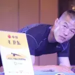 Mao Weidong schlägt den Plank Weltrekord mit einer wahnsinnigen Performance