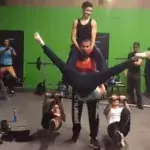 Der französische Strongman stemmt vier Personen in seiner Trainingssession