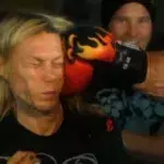 Er kassiert einen Schlag von dem stärksten Mann der Welt