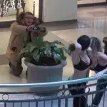 Sie bitten Passanten darum, sie nackt zu fotografieren!