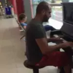 Mitten am Flughafen hat ein Pianist „Für Elise“ von Beethoven neu interpretiert