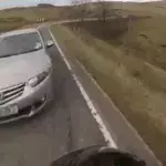 Dieser Motorradfahrer überlebt einen Unfall und einen 12 Meter tiefen Sturz wie durch ein Wunder