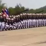 Diese thailändischen Soldaten haben den Dominoeffekt perfektioniert