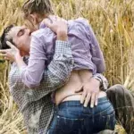 Pärchen hat auf einem Feld Sex und wird böse überrascht