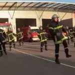 Feuerwehrmänner rocken bei einem Zumba-Flashmob ab
