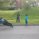 Ein Polizist improvisiert einen Tanz-Battle mit Jugendlichen aus dem Viertel
