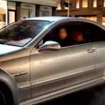 Dieser Mercedes-Fahrer ist sauer und hinterlässt wahnsinnige Spuren