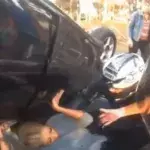 Diese Frau hatte das Glück, dass dieser Motorradfahrer vorbeikam, als sie unter ihrem Auto eingeklemmt war