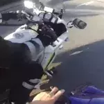 Jugendlicher auf dem Roller flieht vor Motorradpolizisten