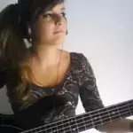 Ein heißes, talentreiches Basssolo-Cover
