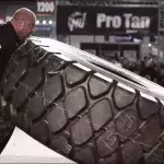 Jean-François Caron schlägt den Weltrekord im Reifenheben mit einem Gewicht von 612 Kilo!