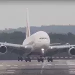 Die Landung eines Airbus A 380 mit starkem Seitenwind
