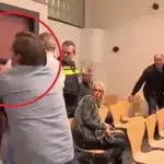 Dieser junge Mann wirft einen Stuhl auf die Richterin, wegen eines ungerechten Rechtsspruchs