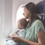 Verreisen mit kleinen Kindern: Das ist im Flugzeug zu beachten