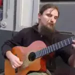 Dieser Straßenmusiker bietet den Passanten eine unglaubliche Show