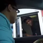 Dieser Mann macht seinen Fast-Food-Angestellten ein unglaubliches Geschenk!