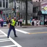Dieser amerikanischer Polizist hält sich für Michael Jackson