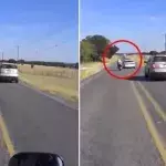 Er rammt absichtlich einen ihn überholenden Motorradfahrer mit seinem Auto