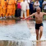 Shu Liliang: Shaolinmönch überquert einen 125 Meter breiten Fluss