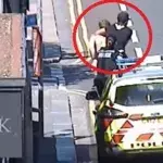 Seht euch an, wie dieser junge Mann zwei Polizistinnen hilft
