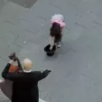 Sie gibt einem Straßenmusiker eine Münze und beobachtet wie ein gesamtes Orchester erscheint