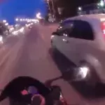 Dieser Motorradfahrer wird das Rennen gegen dieses Auto bereuen