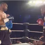 Roy Jones Jr. kämpft im Ring gegen einen Fan