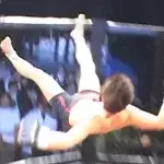 MMA: Um seinen Sieg zu feiern will dieser Kämpfer einen Salto machen bei dem er aber kläglich scheitert