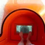 Diese Wasserrutsche liefert das Erlebnis des freien Falls
