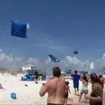 Dieses Jagdflugzeug fliegt sehr tief über einem amerikanischen Strand