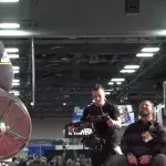 Eddie Hall beeindruckt Arnold Schwarzenegger indem er einen unglaublichen Weltrekord aufstellt