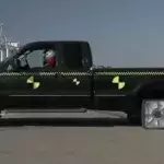 Kann ein Auto mit viereckigen Reifen fahren?