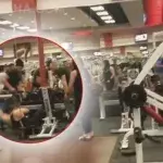 Männer prügeln sich im Fitnessstudio um eine Bank