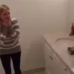 Dieser Mann spielt seiner Freundin einen schrecklichen Streich