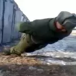 Diese Russen machen Liegestütze ohne Arme